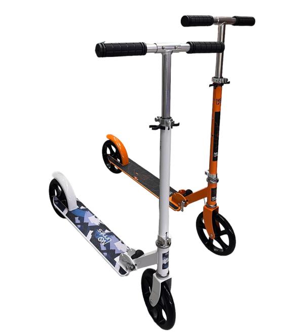 Scooter de Aluminio en Color Blanco, Anaranjado y Negro 3a+ Máx100Kg  (447645)